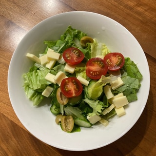 チーズ・トマト・オリーブ・きゅうり・レタスのサラダ